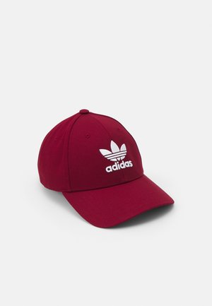 Bordowa czapka baseballowa Adidas z zakrzywionym daszkiem i białym wyszywanym logo koniczyny na środku przedniego panelu.