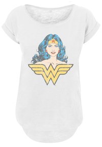 Hvit T-skjorte med rund hals og rullede kortermede ermer. Har et grafisk motiv av en kvinne med blått hår, iført en gyllen tiara og rød stjerne, og et gult Wonder Woman-emblemet.