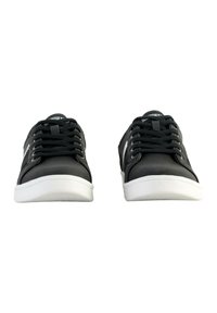 Zapatillas negras con un acabado suave, que cuentan con suelas de goma blancas y cordones negros. Los paneles laterales tienen una ligera textura y acentos sutiles.