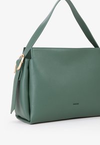 Borsa a mano in pelle verde con un design strutturato, dotata di una base piatta, di un manico superiore e di un dettaglio in metallo dorato sulla tracolla.