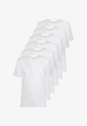 Sei t-shirt bianche a maniche corte, realizzate in cotone, con scollo rotondo e una texture liscia, allineate in fila.
