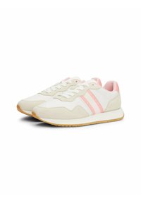 Zapatillas deportivas en blanco y rosa claro, fabricadas con materiales de ante y textil, que cuentan con tres franjas rosas, una suela de goma texturizada y cordones planos.