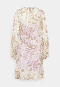 Vestido de estampado floral con mangas largas, hecho de una tela ligera. Presenta colores en tonos pastel, incluyendo púrpura claro, beige y acentos dorados.