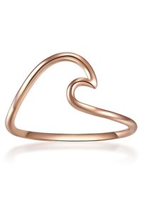 Prstan iz roza zlata v obliki vala z gladko, polirano površino in minimalističnim dizajnom. Brez okrasja ali vzorcev.