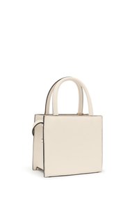 Biała skórzana torebka na ramię o strukturalnym designie, z dwoma krótkimi uchwytami, prostymi liniami i kontrastującymi czarnymi przeszyciami wzdłuż krawędzi.