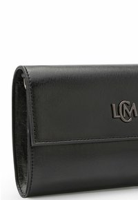 Portafoglio in pelle sintetica nera con texture liscia, caratterizzato da un accento in logo metallico e una forma rettangolare con chiusura a pattina.
