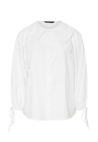Biała koszula z długim rękawem, dużym kołnierzem, z przodu zapinana na guziki, z bufkami na rękawach, które są związane wiązaniami. Gładki materiał o luźnym kroju.