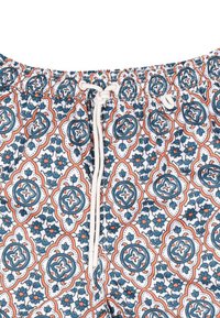 Pantaloni da nuoto con una base bianca decorati da un intricato motivo floreale blu, arancione e verde. Vita elastica con un cordoncino bianco.
