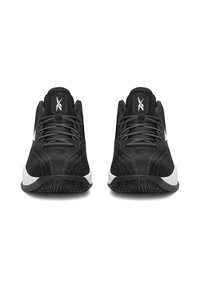 Czarne buty sportowe z białą podeszwą i logo, widziane z przodu, pokazujące sznurowadła i teksturowaną cholewkę.