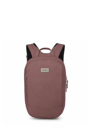 Mochila compacta color malva con correas acolchadas para los hombros, asa superior para llevar, bolsillo frontal con cremallera y parche con el logo de Osprey en el panel frontal.