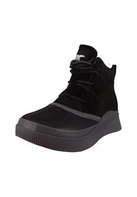 Schwarzer High-Top-Sneaker mit texturierter Oberfläche, grauer Sohle und grauen Akzenten. Verfügt über Schnürsenkel, einen gepolsterten Schaft und ein Logodetail auf der Zunge.