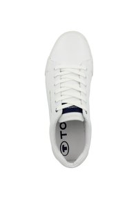 Baskets blanches avec une tige en cuir lisse, bout rond et lacets plats. Présente une semelle intérieure navy avec un logo et des accentuations texturées sur les côtés.