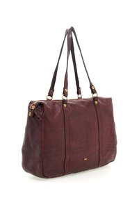 Borsa a tracolla in pelle marrone con due manici lunghi, chiusura con zip e hardware in tonalità oro. Superficie texture con dettagli di cucitura visibili.