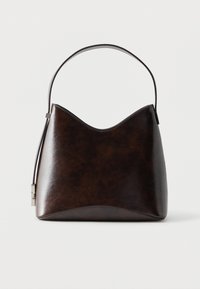 Σκούρο καφέ δερμάτινη τσάντα χειρός με καμπυλωτό επάνω άκρο και μονή λαβή σε απλό λευκό φόντο.