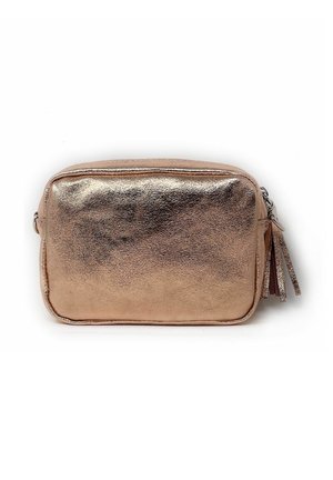 Trousse de maquillage en rose doré métallique avec une forme rectangulaire, une texture lisse, une fermeture à glissière sur le dessus et trois pompons sur le côté.