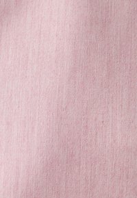 Tessuto rosa chiaro con una superficie strutturata, caratterizzato da leggere striature orizzontali e un motivo uniforme in tutto il tessuto. Adatto a varie applicazioni.