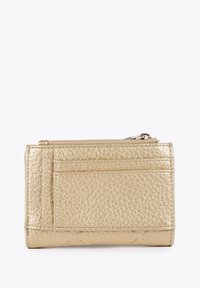 Guldtexturerad plånbok med dragkedja och flera kortfack, tillverkad av syntetiskt material med en glänsande ytfinish.