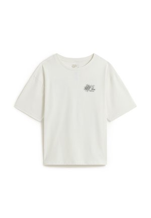 Hvid T-shirt med kortærmet med lille "Off the Wall" tekst og solgrafik på venstre bryst, vist på en ensfarvet hvid baggrund.