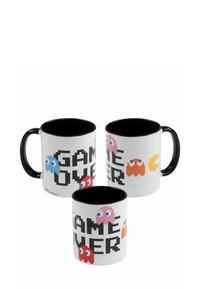 Tazza in ceramica con esterno bianco e interno nero, decorata con fantasmi in pixel art e testo "GAME OVER" in grassetto nero.