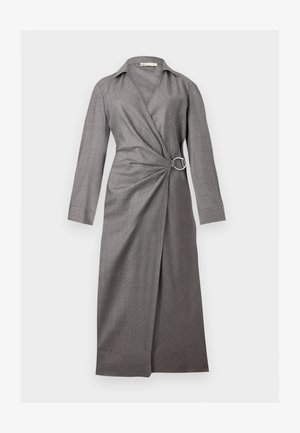 Langärmeliges, graues Wickelkleid mit Kragen, das an der Taille durch eine silberne Ringschnalle gesichert ist und ein dezentes, strukturiertes Stoffmuster aufweist.