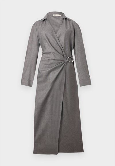 Γκρι φόρεμα με μακριά μανίκια και γιακά, δεμένο στη μέση με ασημένια αγκράφα σε σχήμα δαχτυλιδιού, με διακριτικό υφασμάτινο μοτίβο.