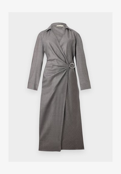 Γκρι φόρεμα με μακριά μανίκια και γιακά, δεμένο στη μέση με ασημένια αγκράφα σε σχήμα δαχτυλιδιού, με διακριτικό υφασμάτινο μοτίβο.