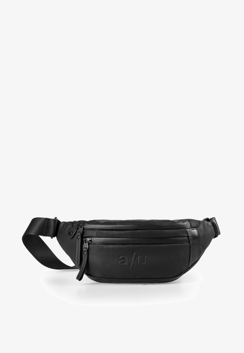 Marsupio in nylon nero con una texture liscia, dotato di due scomparti con zip e una tracolla regolabile. Logo visibile sul lato.