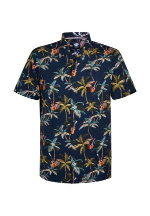 Krátký rukáv košile z tmavě modré látky s tropickým vzorem, který zahrnuje palmy a hudební nástroje v živých barvách.
