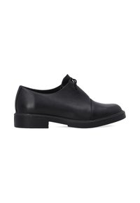 Zwarte leren oxford schoen met een ronde neus, een lage gestapelde hak en dunne veters. Gladde textuur en een minimalistisch ontwerp met steekdetails.