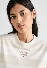 Tommy Jeans LOGO TEE - T-shirt print - off white/beige