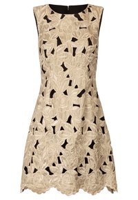 Beige mouwloze jurk met bloemenborduursel, uitsnijdingen en een gevoerde zwarte achterkant. De geschulpte zoom voegt textuur en uitstraling toe.