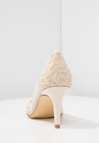 Anna Field Pumps - white