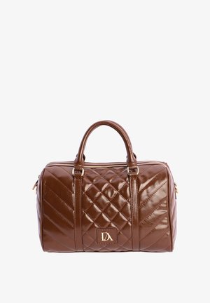 Bolso de piel marrón acolchado con dos asas, cremallera dorada y placa con el logo "DA" en el centro del frente.