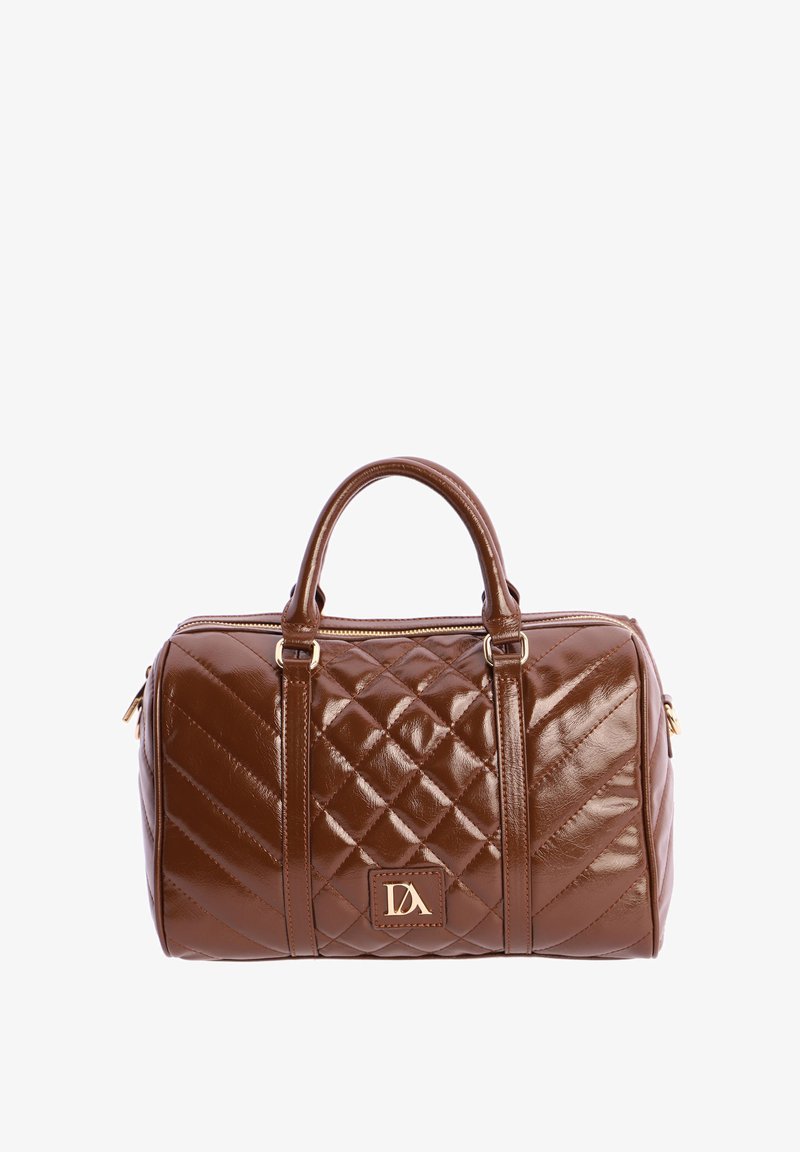 Bolso de piel marrón acolchado con dos asas, cremallera dorada y placa con el logo "DA" en el centro del frente.