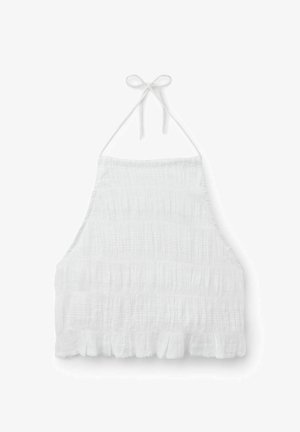 Top corto de tela blanca con textura, cuello halter, diseño fruncido y bajo con volantes.