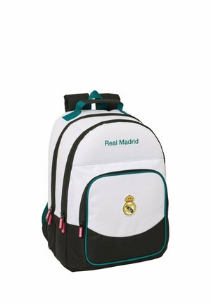 Biało-czarny plecak z zielonym obszyciem, napisem Real Madrid oraz herbem drużyny na przedniej kieszeni, wyposażony w wiele przegródek na zamek oraz wyściełane paski.