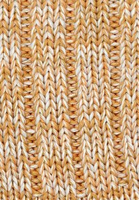 Dzianina z pionowymi paskami w odcieniach żółtego i kremowego, z teksturowanym, splątanym wzorem. Miękka i elastyczna w wyglądzie.