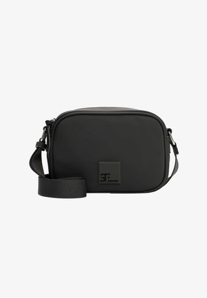 Bolso bandolera rectangular negro hecho de un material liso, con una correa ajustable y un pequeño logo en relieve en el frente.