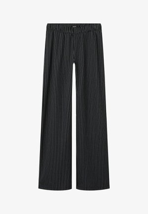 Svarte wide-leg bukser med lodrette hvide striber, der har en elastisk talje og en glat tekstur.