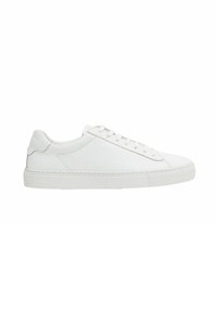Fehér bőrsneaker sima felülettel, kerek orral, lapos gumitalppal és díszítő varrással az illesztések mentén. Fűzős záródás.