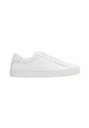 Adidași din piele albă cu o suprafață netedă, vârf rotund, talpă plată din cauciuc și cusături decorative de-a lungul cusăturilor. Încălțare cu șireturi.