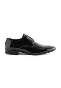 Chaussure habillée en cuir verni noir avec un bout pointu, un design à lacets à quatre œillets et un accent de talon clouté. Texture lisse et finition brillante.