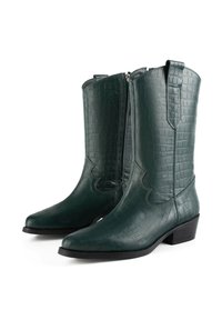 Zielone kowbojskie botki skórzane w wzór krokodyla z niskim obcasem, spiczastym noskiem i bocznym zamkiem błyskawicznym, z detalami przeszycia wzdłuż szwów.