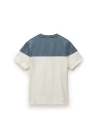 Camiseta de manga corta con sección superior azul y sección inferior blanca, confeccionada en suave algodón, con cuello redondo y dobladillo recto.