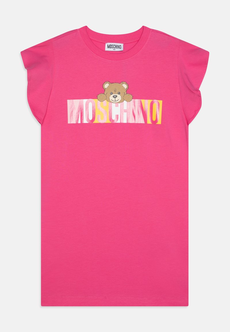 Camiseta de algodón rosa con mangas cortas de volantes, que presenta un gráfico impreso de un oso y el texto "MOSCHINO" en acentos blancos y amarillos.