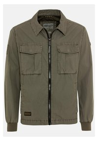 Veste zippée vert olive avec deux poches à rabat à l'avant, manches longues avec poignets et col, conçue pour un usage extérieur décontracté.