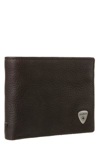 Portafoglio in pelle marrone con superficie texturizzata, forma rettangolare e accentuazione del logo argentato nell'angolo in basso a destra.