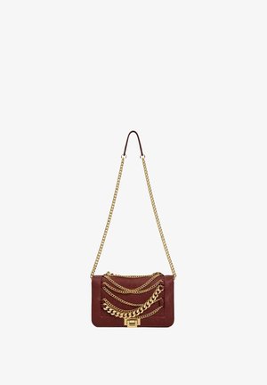 Borsa a tracolla rettangolare in pelle marrone scuro con tracolla a catena tono oro e catene decorative dorate drappeggiate sulla patta frontale.