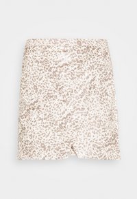 Kort wrapkjol i beige och vit leopardmönster med subtil glans och diagonalt framöverlapp.