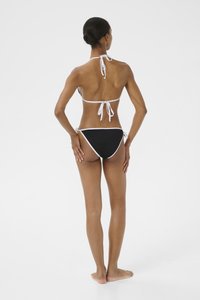 Čierny bikini s bielymi akcentmi; top s viazaním na krku a vysokými bokmi viazanými na stranách; hladký materiál.